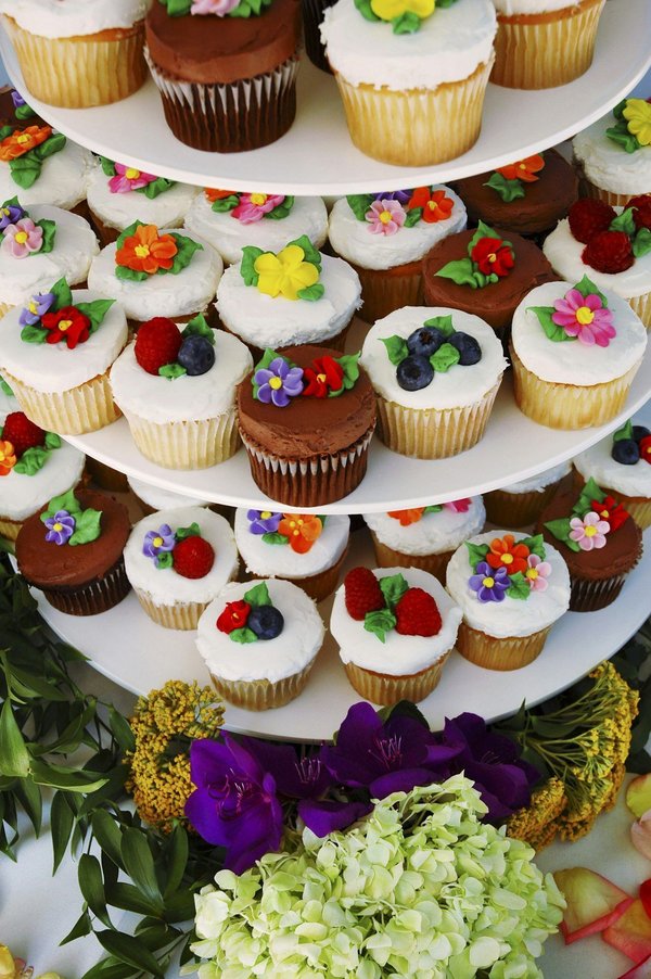 Top présentoirs de gâteaux pour un mariage chic et gourmand